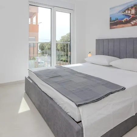3 Bedroom Awesome In فرسي